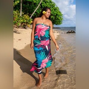 Hinano Tahiti Pareo Floral Navy Approximately 40’ X 70’ New With Tags Beautiful!